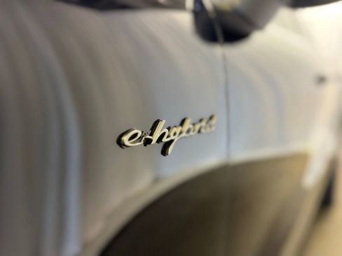 Used 2023 Porsche Cayenne Platinum Edition image 49