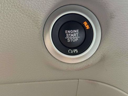 Used 2023 Chrysler Pacifica Limited FWD image 23