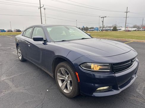 Used 2015 Dodge Charger SXT image 2