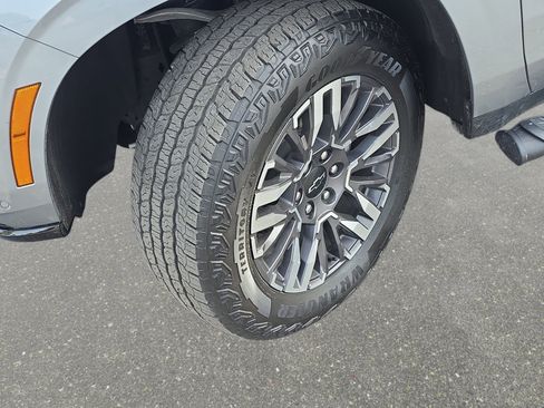 Used 2025 Chevrolet Suburban Z71 image 30