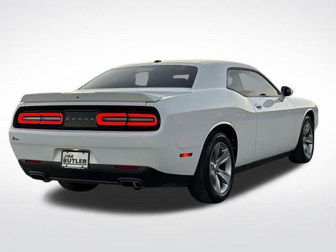 Used 2018 Dodge Challenger SXT image 8