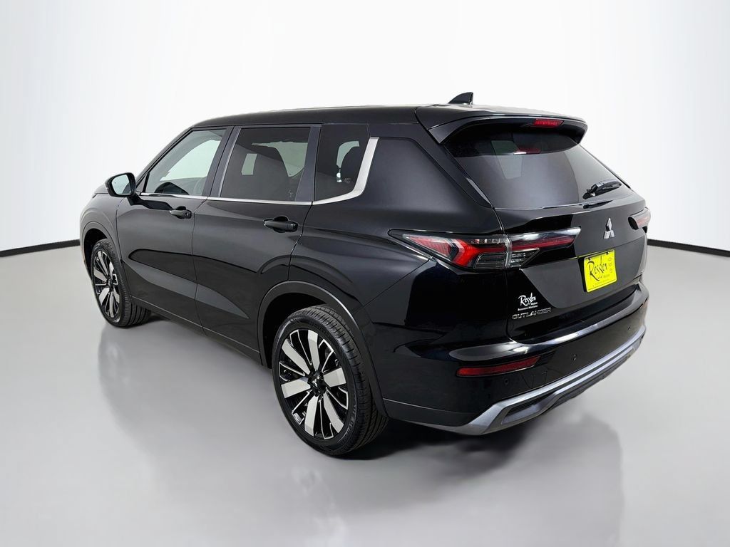 Used 2025 Mitsubishi Outlander AWD image 8