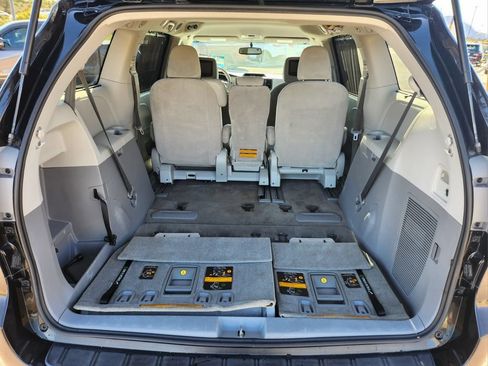 Used 2012 Toyota Sienna LE w/ Towing Pkg FWD image 18