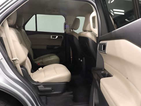 Used 2020 Ford Explorer XLT w/ Equipment Group 202A AWD/4WD image 17