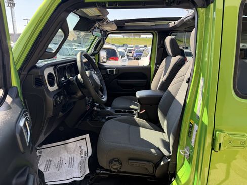 Used 2025 Jeep Wrangler Willys image 33