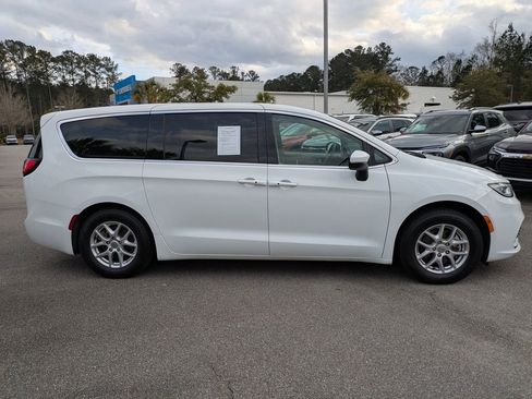 Used 2023 Chrysler Pacifica Touring-L image 3