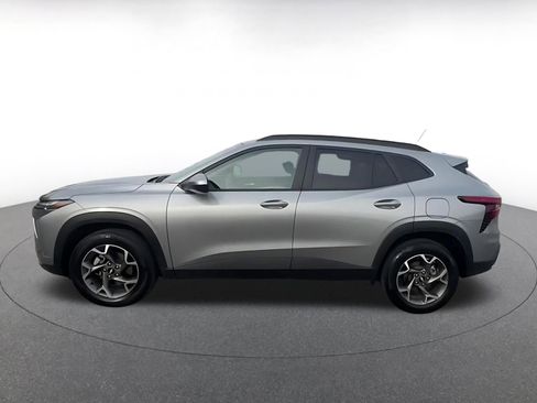 Used 2025 Chevrolet Trax LT w/ LT Convenience Package image 9