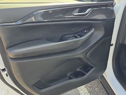 Certified 2023 Jeep Grand Cherokee Altitude image 9