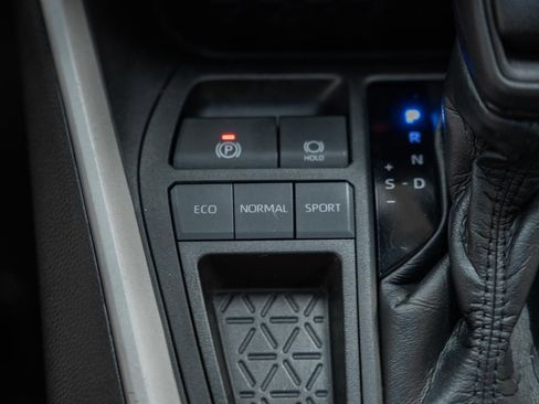 Used 2021 Toyota RAV4 LE image 29