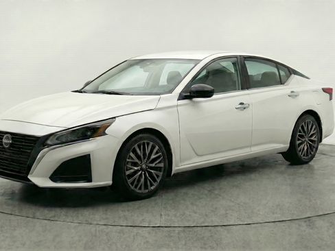 Used 2025 Nissan Altima 2.5 SV FWD image 3