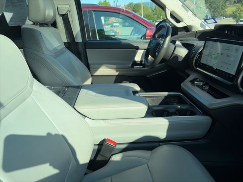 Used 2025 Ford Expedition Max Active AWD/4WD image 3