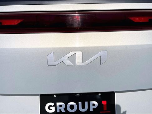 Certified 2025 Kia Carnival SX Prestige FWD image 10