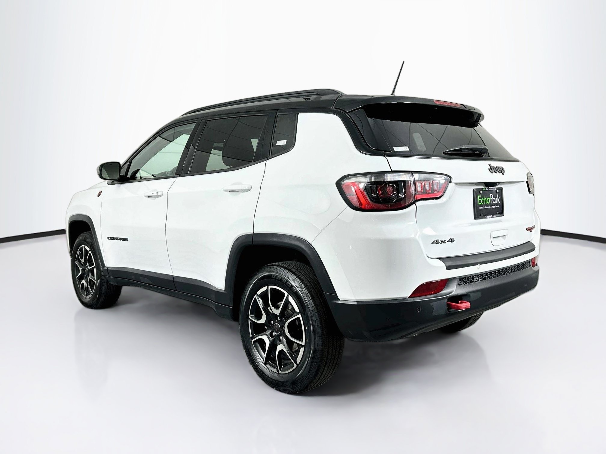 Used 2025 Jeep Compass Trailhawk AWD/4WD image 5