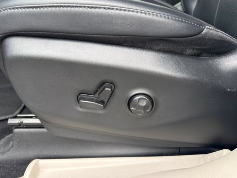 Used 2024 Chrysler Pacifica Touring-L FWD image 19