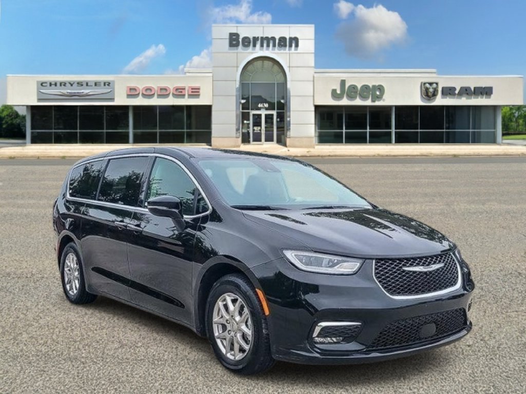 Used 2024 Chrysler Pacifica Touring-L FWD image 7
