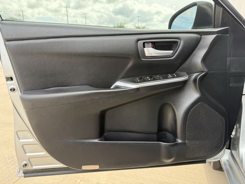 Used 2017 Toyota Camry SE w/ Moonroof Package FWD image 17