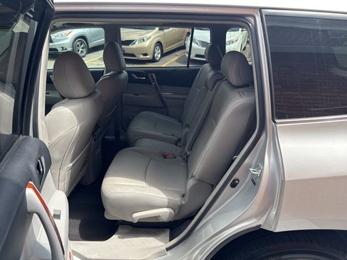 Used 2012 Toyota Highlander Limited w/ Tow Pkg AWD/4WD image 19