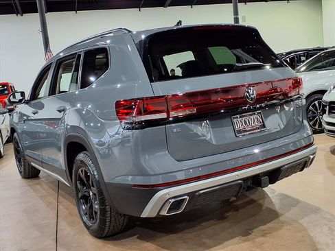 Used 2024 Volkswagen Atlas Peak Edition SE image 4