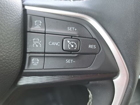 Used 2025 Jeep Grand Cherokee Laredo X w/ Luxury Tech Group I RWD image 17