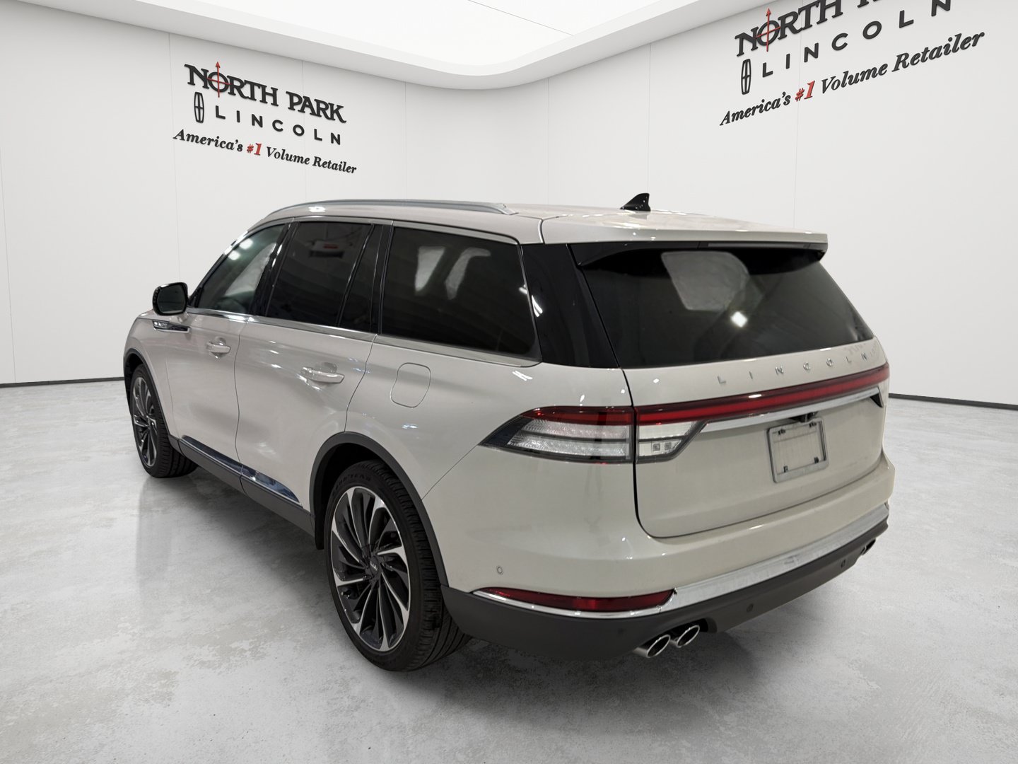 Used 2024 Lincoln Aviator Reserve w/ Equipment Group 201A RWD image 3