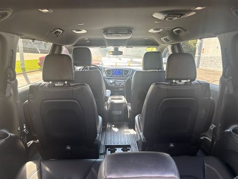 Used 2018 Chrysler Pacifica Touring-L w/ Premium Audio Group FWD image 36