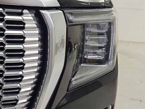 Used 2021 GMC Yukon Denali w/ Denali Premium Package image 10