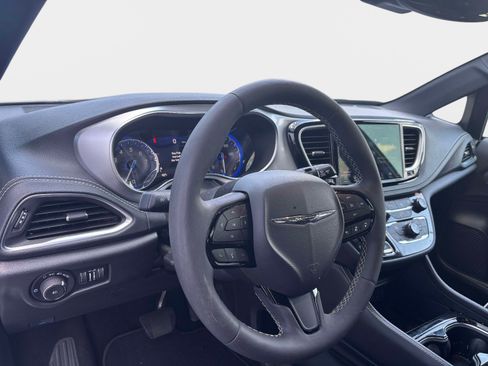 Used 2025 Chrysler Pacifica Limited FWD image 41