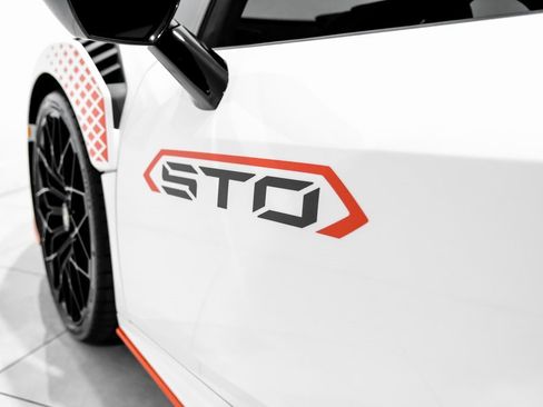 Used 2024 Lamborghini Huracan STO image 43