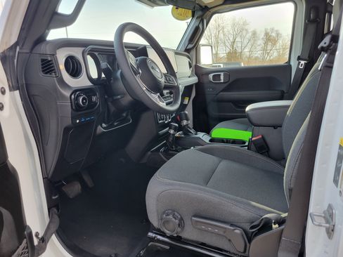 Used 2025 Jeep Wrangler Unlimited Sahara AWD/4WD image 7
