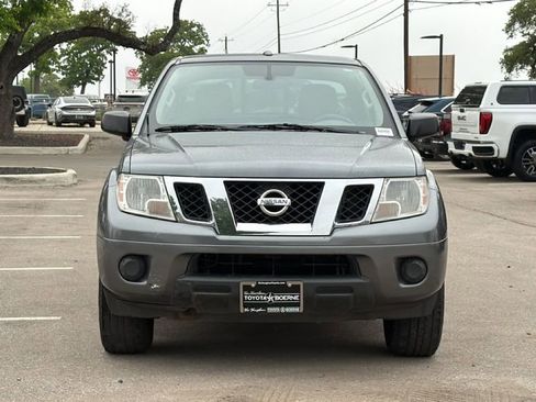 Used 2016 Nissan Frontier SV image 2