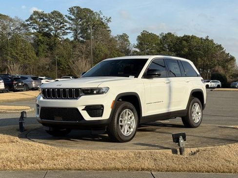 New 2025 Jeep Grand Cherokee Laredo image 3