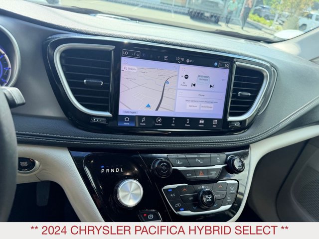Certified 2024 Chrysler Pacifica Limited FWD image 17