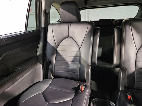 Certified 2024 Toyota Highlander XLE image 12