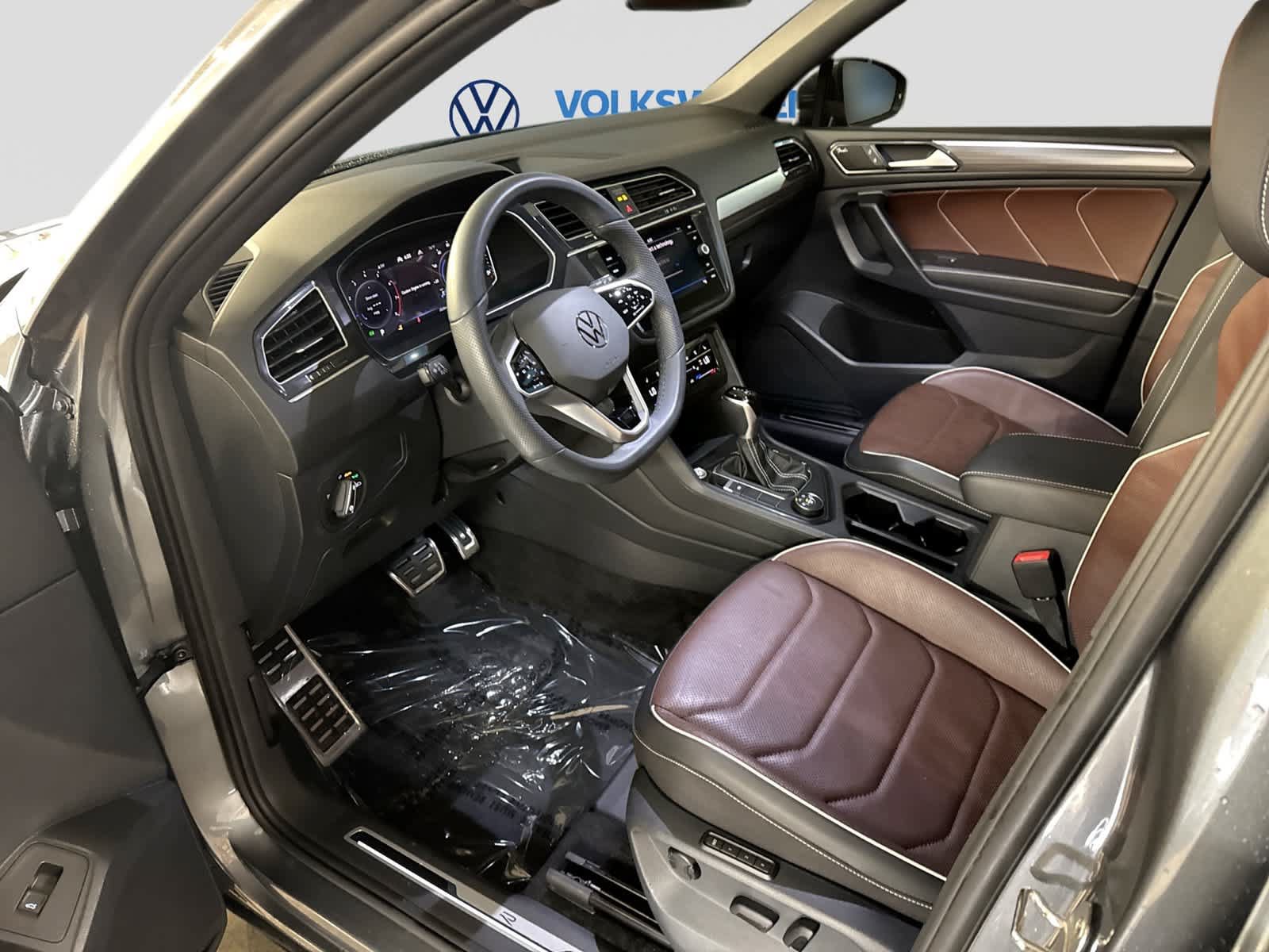 Used 2024 Volkswagen Tiguan SEL R-Line AWD/4WD image 10