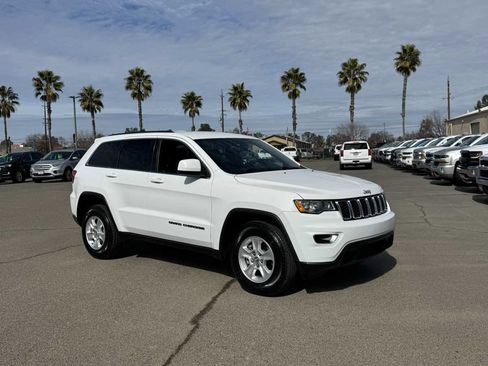 Used 2017 Jeep Grand Cherokee Laredo image 2
