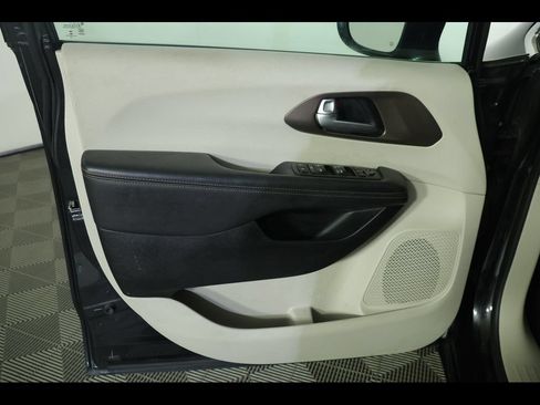 Used 2018 Chrysler Pacifica Touring-L w/ Premium Audio Group FWD image 15