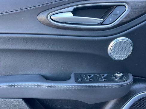 Used 2022 Alfa Romeo Giulia Ti RWD image 11