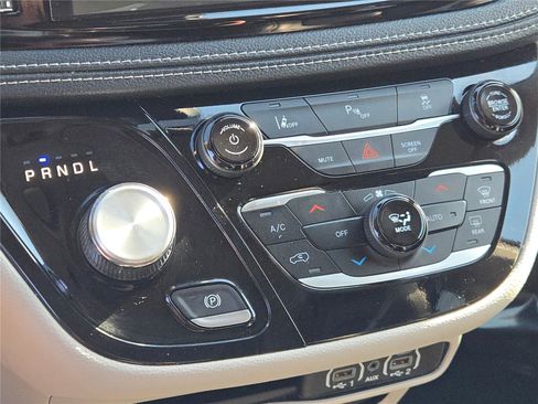 Used 2023 Chrysler Pacifica Touring-L image 28