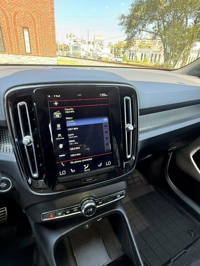 Used 2022 Volvo XC40 T5 R-Design w/ Advanced Package AWD/4WD image 23