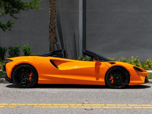 Used 2025 McLaren Artura Spider RWD image 8