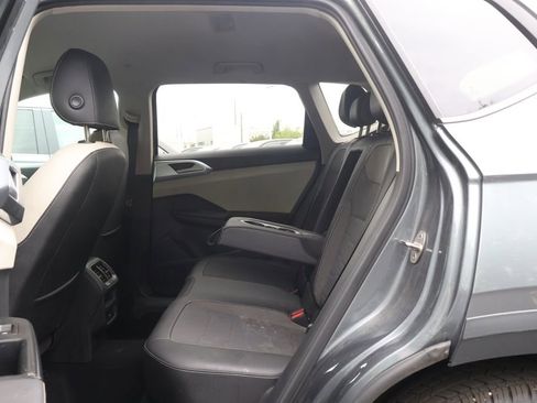 Used 2025 Volkswagen Taos SE FWD image 32