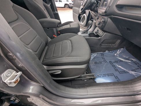 Used 2020 Jeep Renegade Latitude w/ Popular Equipment Group image 14