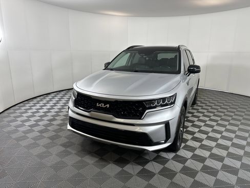 Used 2022 Kia Sorento S w/ Panoramic Sunroof Package image 2