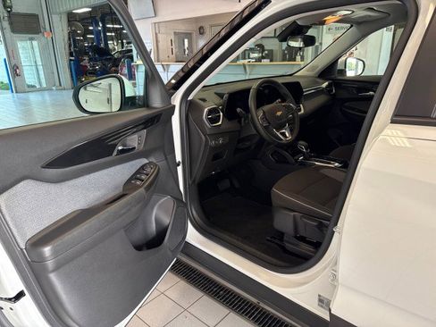 Used 2024 Chevrolet TrailBlazer LT w/ LT Cold Weather Package FWD image 13