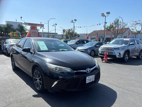 Used 2017 Toyota Camry XSE w/ Moonroof Package FWD image 2