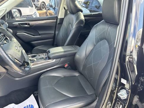Used 2021 Toyota Highlander Platinum image 12
