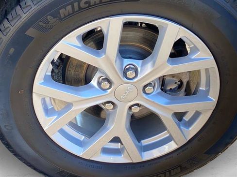 Used 2024 Jeep Grand Cherokee Limited image 31