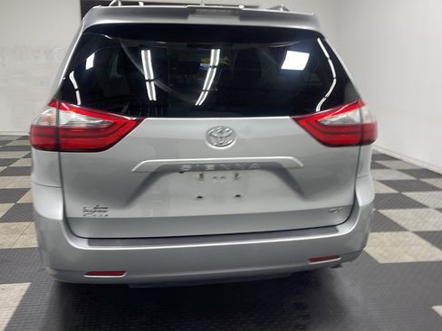 Used 2020 Toyota Sienna XLE FWD image 16