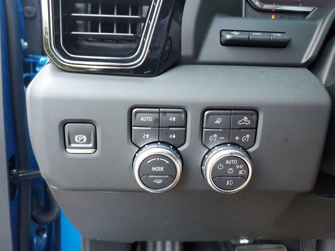 Used 2024 GMC Sierra 1500 AT4 w/ Technology Package AWD/4WD image 30