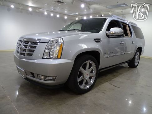 Used 2011 Cadillac Escalade ESV Premium image 4